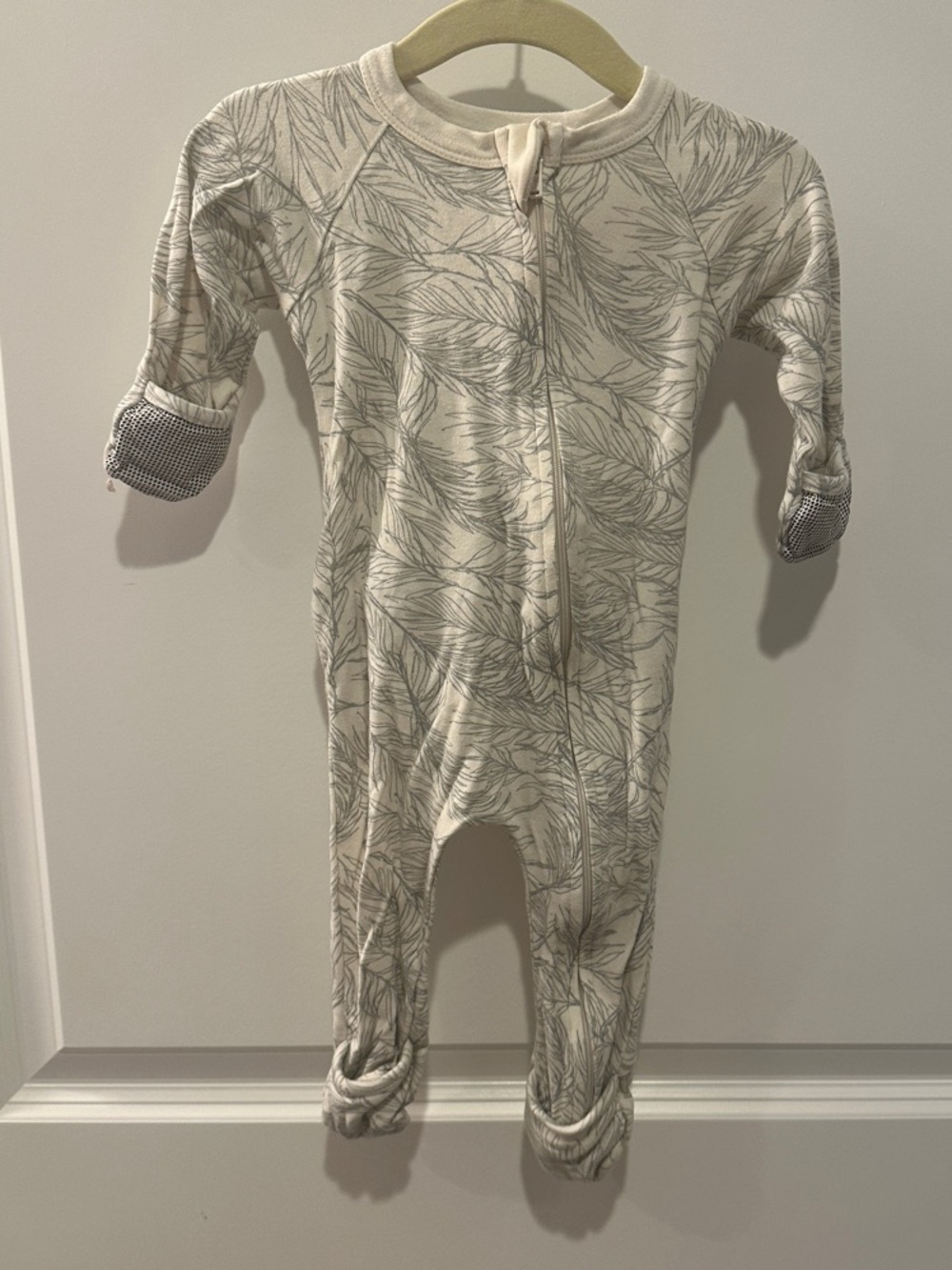 Goumi Cream One-Piece Footed Pajamas with Leaf Print